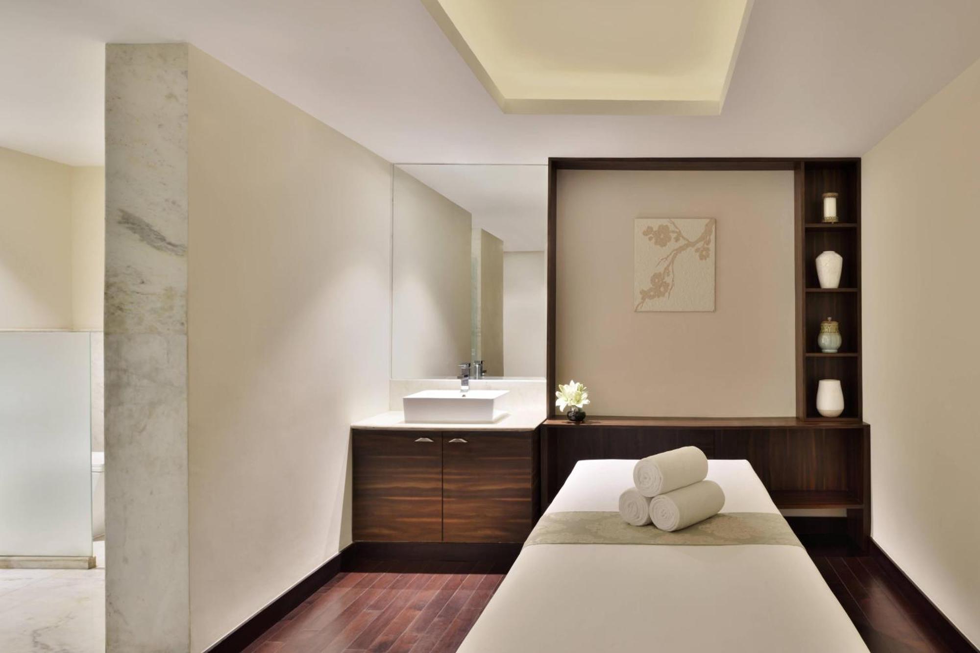 Jaipur Marriott Hotel Ngoại thất bức ảnh A treatment room at the spa