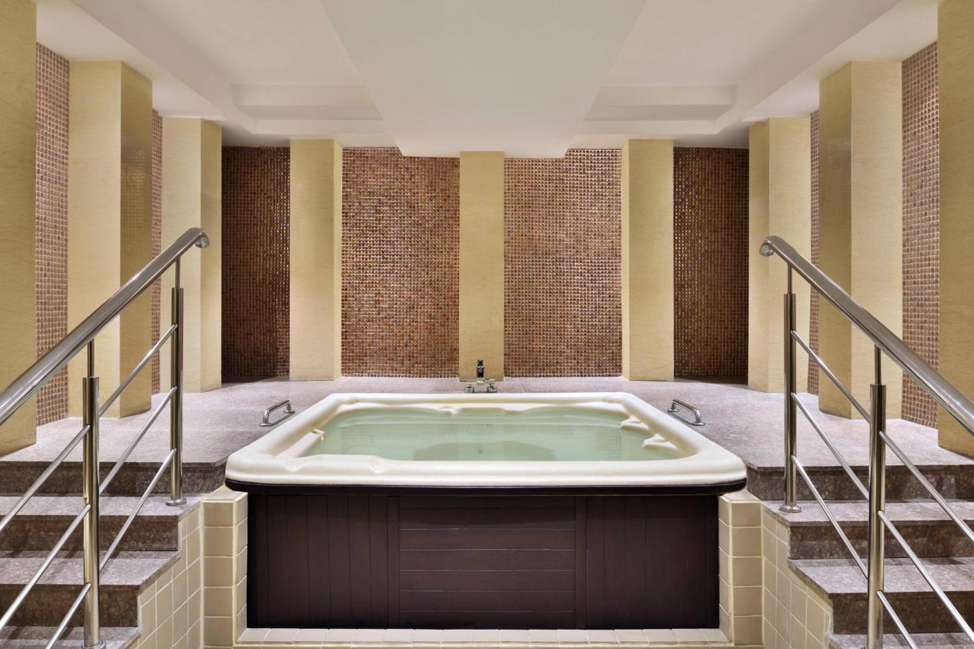 Jaipur Marriott Hotel Ngoại thất bức ảnh A whirlpool bath