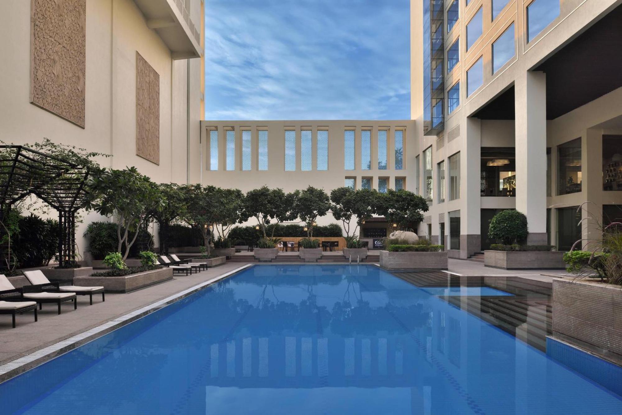 Jaipur Marriott Hotel Ngoại thất bức ảnh The pool at the hotel