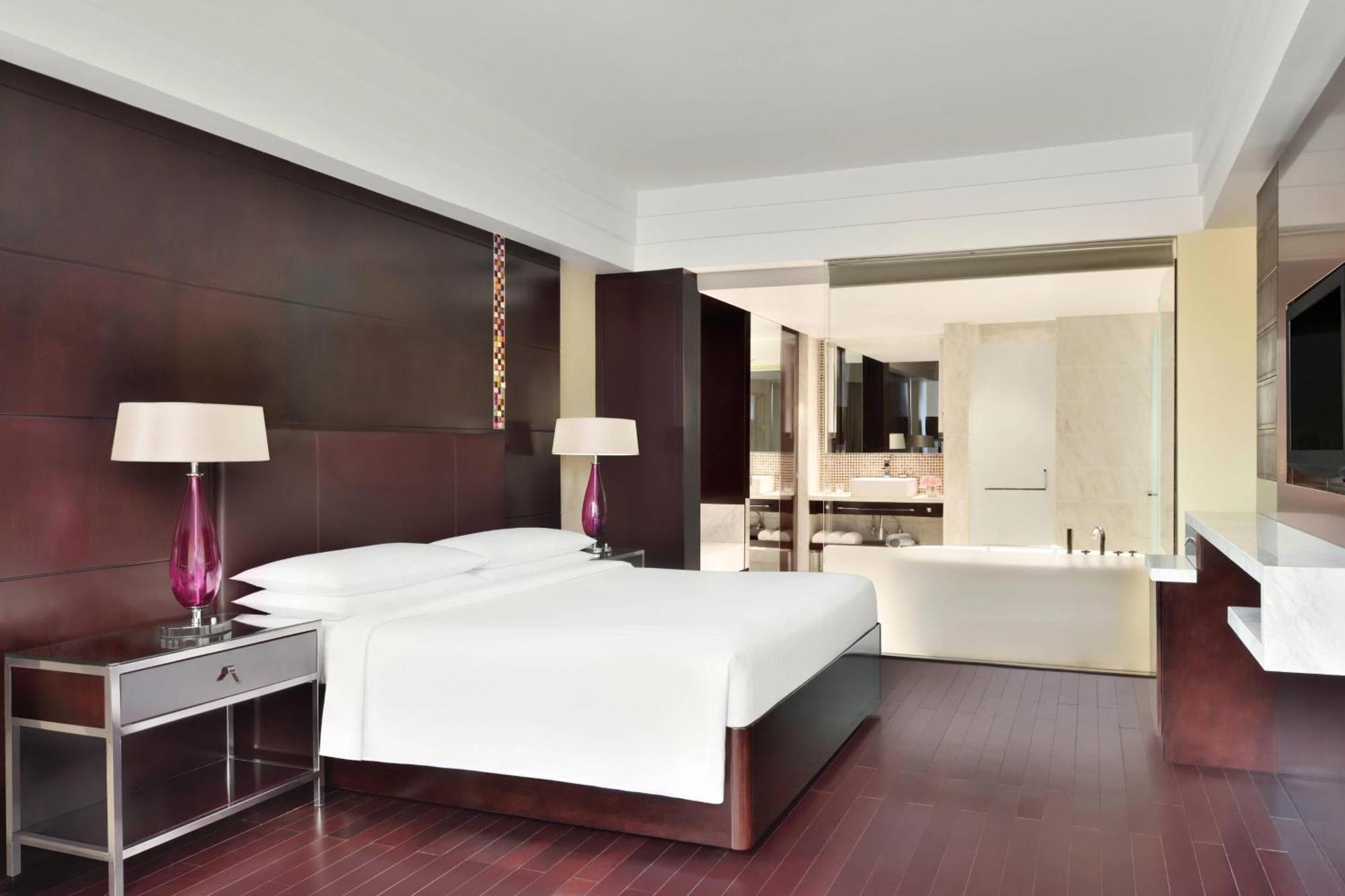 Jaipur Marriott Hotel Ngoại thất bức ảnh A guest room at the hotel