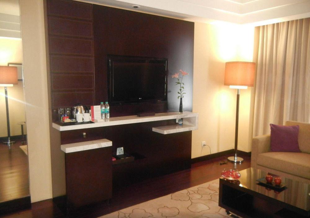 Jaipur Marriott Hotel Ngoại thất bức ảnh A television set in a hotel room