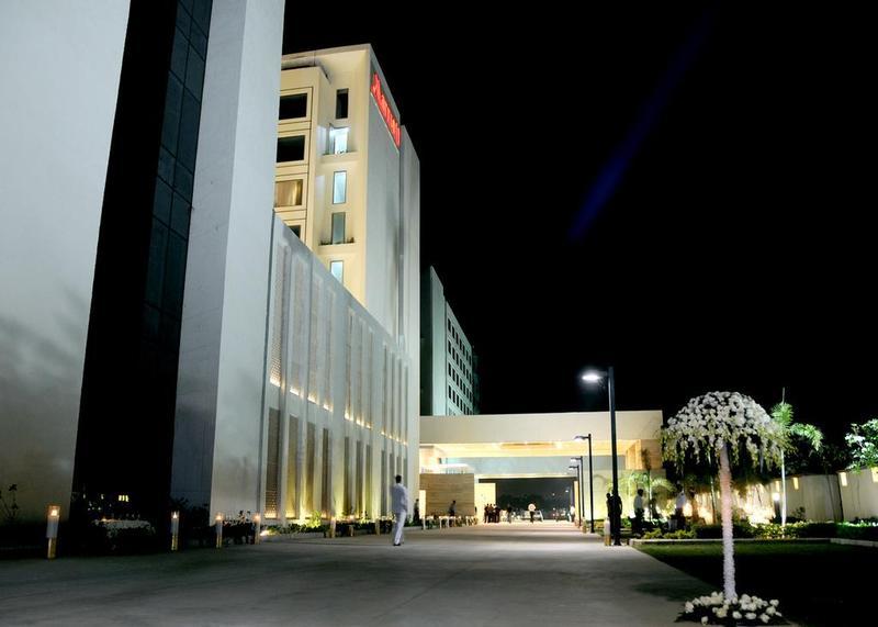 Jaipur Marriott Hotel Ngoại thất bức ảnh The hotel at night