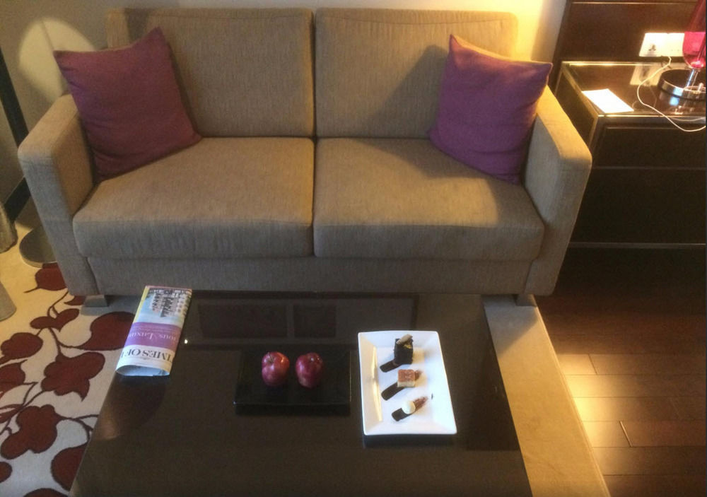 Jaipur Marriott Hotel Ngoại thất bức ảnh A sofa in a hotel room