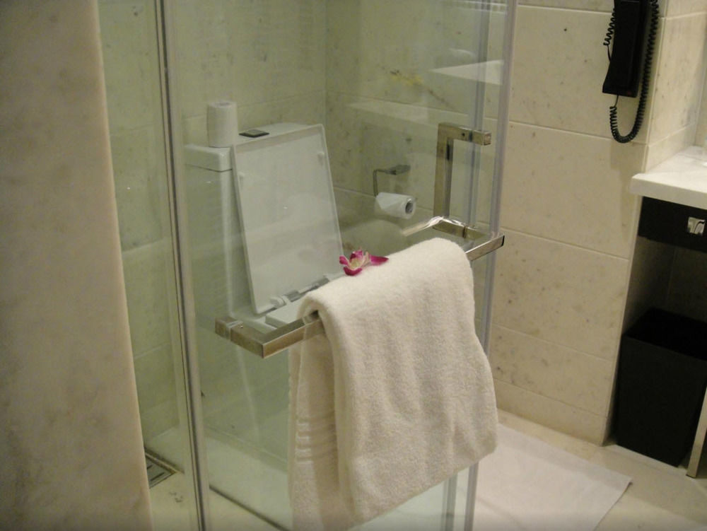 Jaipur Marriott Hotel Ngoại thất bức ảnh A shower door