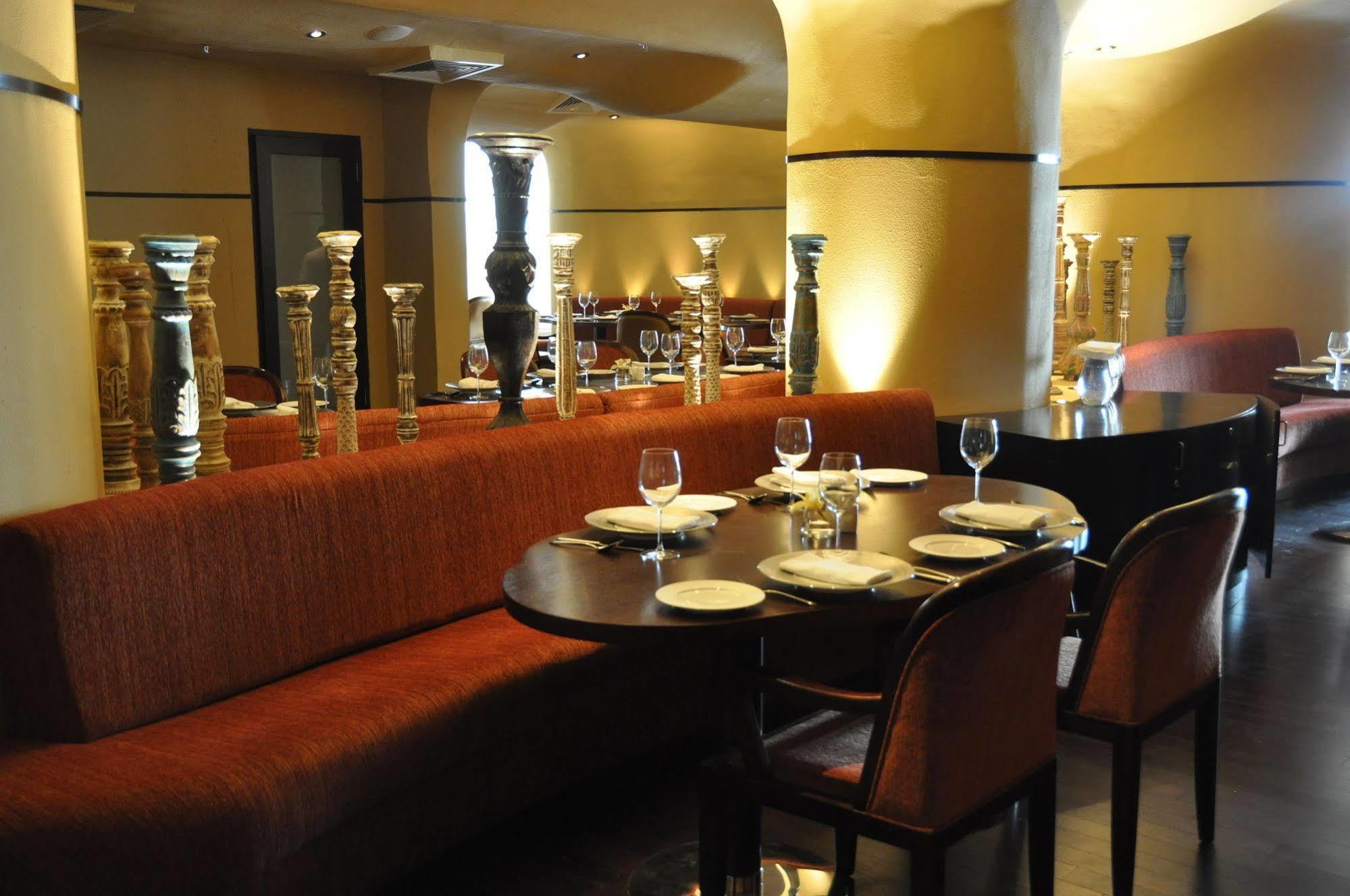 Jaipur Marriott Hotel Ngoại thất bức ảnh The interior of the restaurant