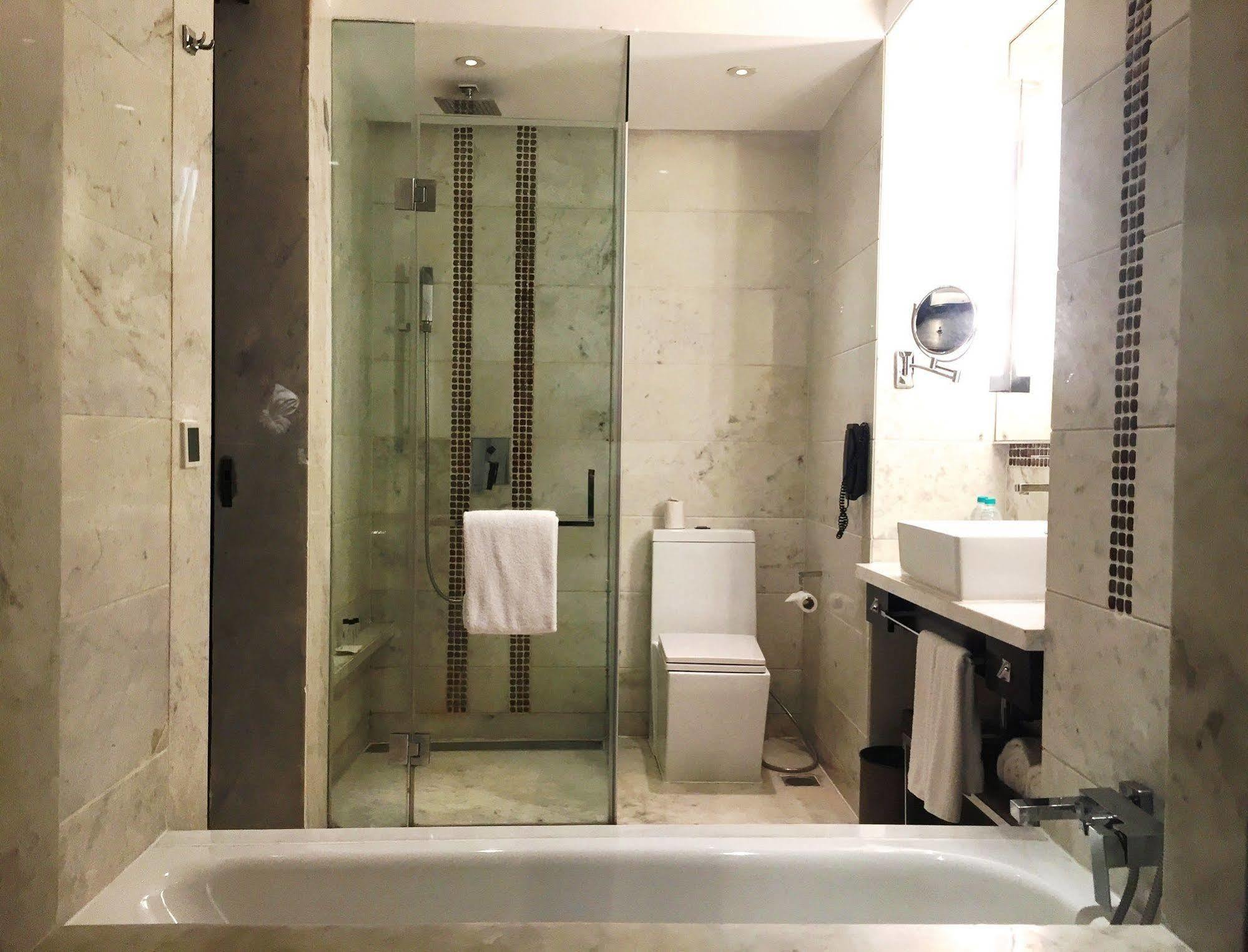 Jaipur Marriott Hotel Ngoại thất bức ảnh A bathroom with a shower enclosure and a bathtub